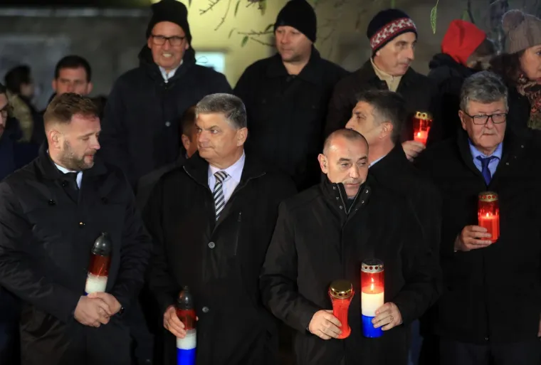 STIGLA I PREDSJEDNICA: Paljenje svijeća ispred Opće bolnice Vukovar uoči Dana sjećanja na žrtvu Vukovara