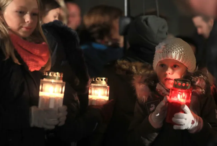 STIGLA I PREDSJEDNICA: Paljenje svijeća ispred Opće bolnice Vukovar uoči Dana sjećanja na žrtvu Vukovara