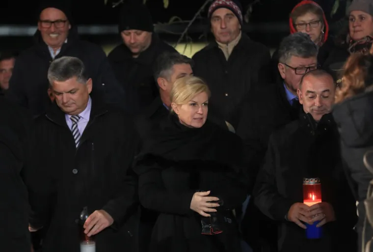 STIGLA I PREDSJEDNICA: Paljenje svijeća ispred Opće bolnice Vukovar uoči Dana sjećanja na žrtvu Vukovara