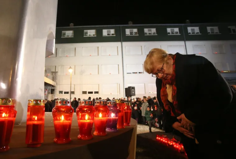 STIGLA I PREDSJEDNICA: Paljenje svijeća ispred Opće bolnice Vukovar uoči Dana sjećanja na žrtvu Vukovara