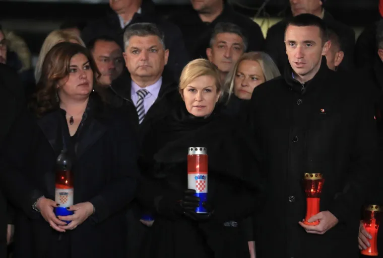 STIGLA I PREDSJEDNICA: Paljenje svijeća ispred Opće bolnice Vukovar uoči Dana sjećanja na žrtvu Vukovara