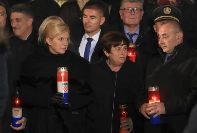 STIGLA I PREDSJEDNICA: Paljenje svijeća ispred Opće bolnice Vukovar uoči Dana sjećanja na žrtvu Vukovara