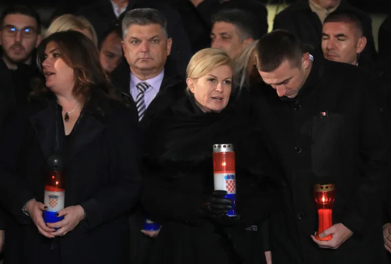 STIGLA I PREDSJEDNICA: Paljenje svijeća ispred Opće bolnice Vukovar uoči Dana sjećanja na žrtvu Vukovara