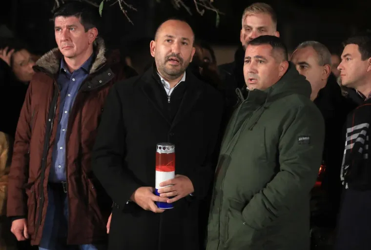 STIGLA I PREDSJEDNICA: Paljenje svijeća ispred Opće bolnice Vukovar uoči Dana sjećanja na žrtvu Vukovara