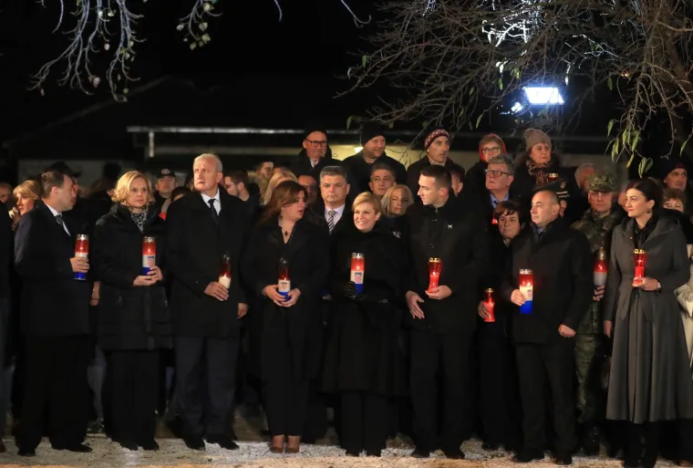 STIGLA I PREDSJEDNICA: Paljenje svijeća ispred Opće bolnice Vukovar uoči Dana sjećanja na žrtvu Vukovara