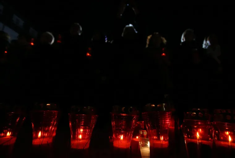 STIGLA I PREDSJEDNICA: Paljenje svijeća ispred Opće bolnice Vukovar uoči Dana sjećanja na žrtvu Vukovara