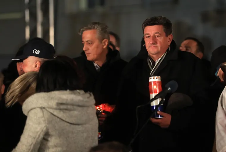 STIGLA I PREDSJEDNICA: Paljenje svijeća ispred Opće bolnice Vukovar uoči Dana sjećanja na žrtvu Vukovara