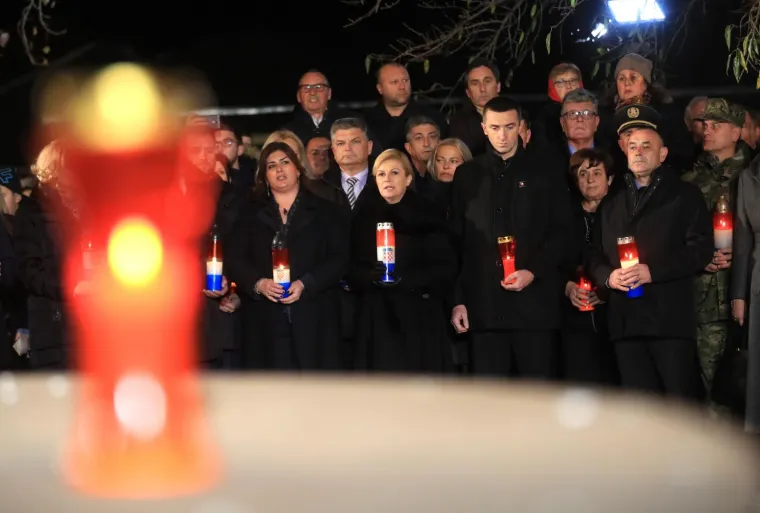 STIGLA I PREDSJEDNICA: Paljenje svijeća ispred Opće bolnice Vukovar uoči Dana sjećanja na žrtvu Vukovara