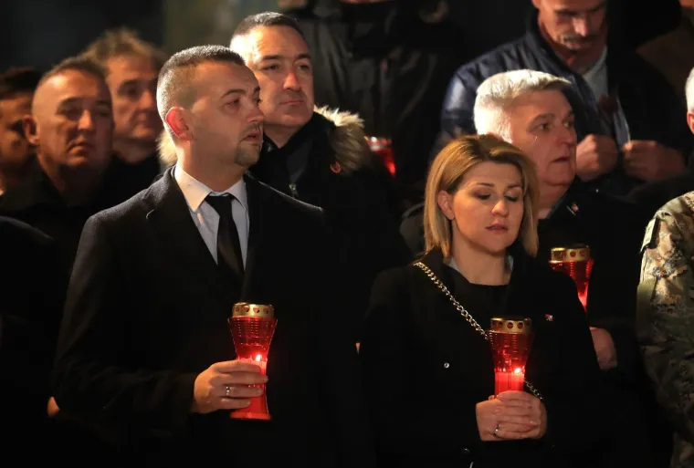 STIGLA I PREDSJEDNICA: Paljenje svijeća ispred Opće bolnice Vukovar uoči Dana sjećanja na žrtvu Vukovara