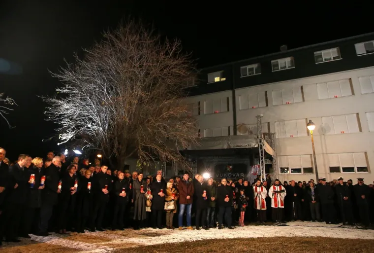 STIGLA I PREDSJEDNICA: Paljenje svijeća ispred Opće bolnice Vukovar uoči Dana sjećanja na žrtvu Vukovara