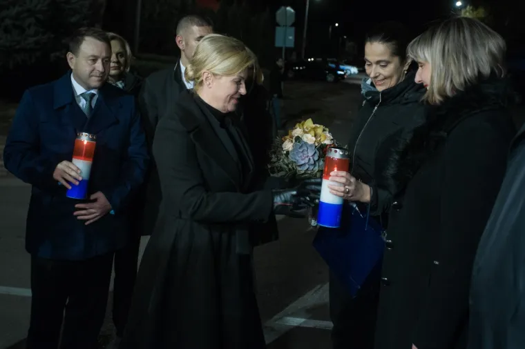 Predsjednica Republike Kolinda Grabar Kitarović odala je počast stradalima u Domovinskom ratu paljenjem svijeće kod Spomen križa hrvatskih branitelja u Lovasu. Predsjednicu je dočekala većina mje&scaron;tana sela Lovas i veliki broj djece.