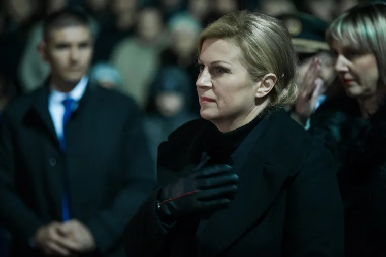 PREDSJEDNICA ODALA POČAST ŽRTVAMA: Zapalila svijeću u Lovasu, dočekao je velik broj građana i djece