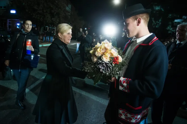 PREDSJEDNICA ODALA POČAST ŽRTVAMA: Zapalila svijeću u Lovasu, dočekao je velik broj građana i djece