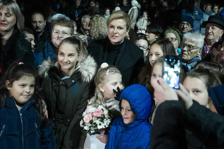 PREDSJEDNICA ODALA POČAST ŽRTVAMA: Zapalila svijeću u Lovasu, dočekao je velik broj građana i djece
