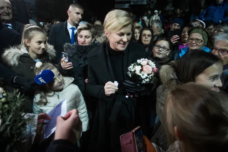 PREDSJEDNICA ODALA POČAST ŽRTVAMA: Zapalila svijeću u Lovasu, dočekao je velik broj građana i djece