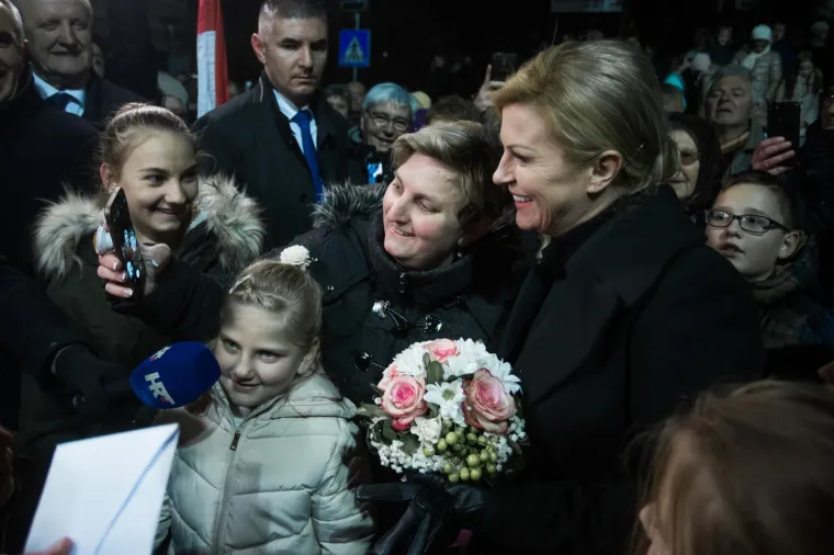 PREDSJEDNICA ODALA POČAST ŽRTVAMA: Zapalila svijeću u Lovasu, dočekao je velik broj građana i djece