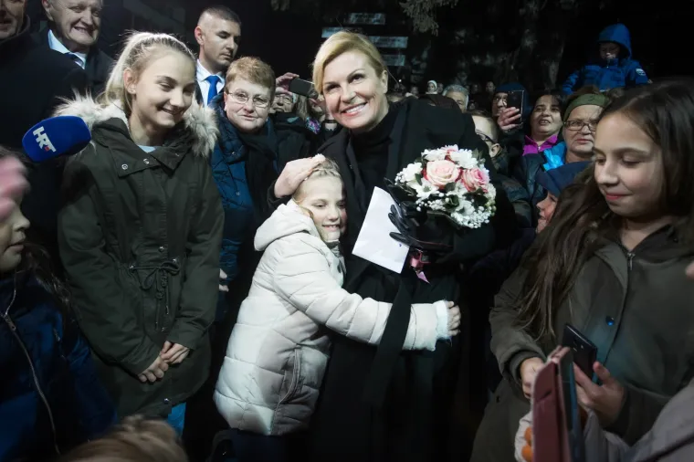 PREDSJEDNICA ODALA POČAST ŽRTVAMA: Zapalila svijeću u Lovasu, dočekao je velik broj građana i djece