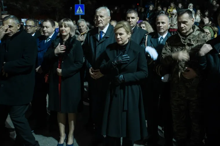 PREDSJEDNICA ODALA POČAST ŽRTVAMA: Zapalila svijeću u Lovasu, dočekao je velik broj građana i djece