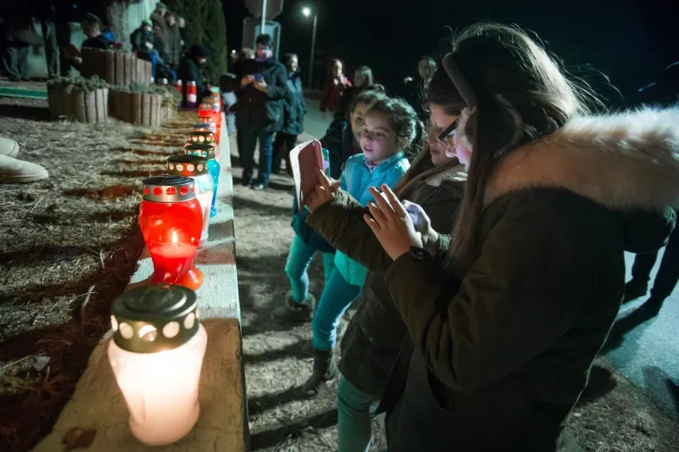 PREDSJEDNICA ODALA POČAST ŽRTVAMA: Zapalila svijeću u Lovasu, dočekao je velik broj građana i djece