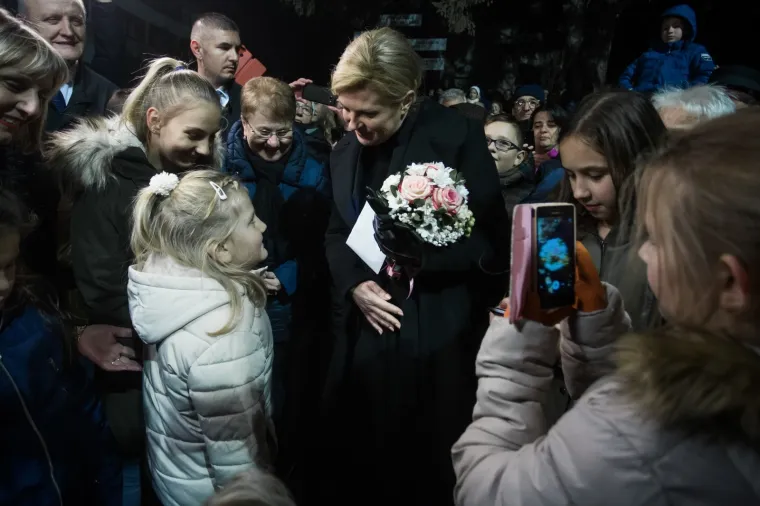 PREDSJEDNICA ODALA POČAST ŽRTVAMA: Zapalila svijeću u Lovasu, dočekao je velik broj građana i djece