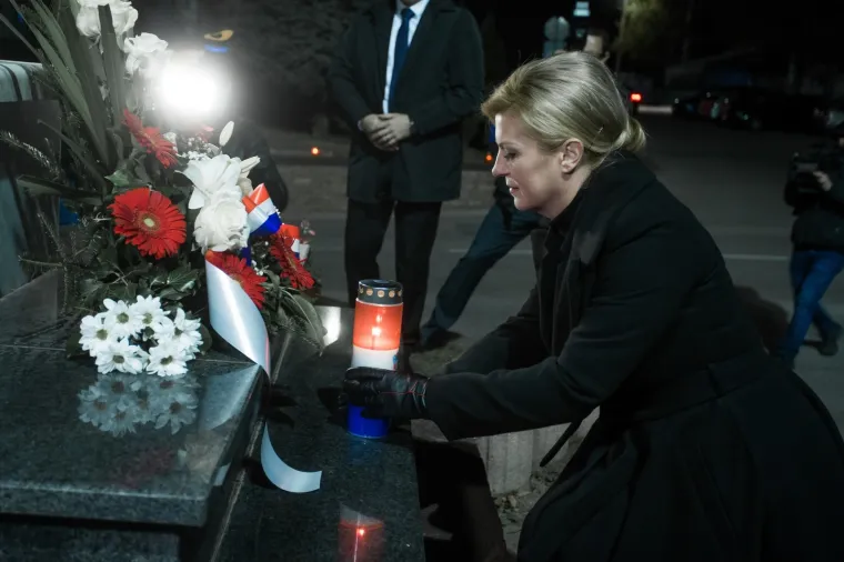 PREDSJEDNICA ODALA POČAST ŽRTVAMA: Zapalila svijeću u Lovasu, dočekao je velik broj građana i djece