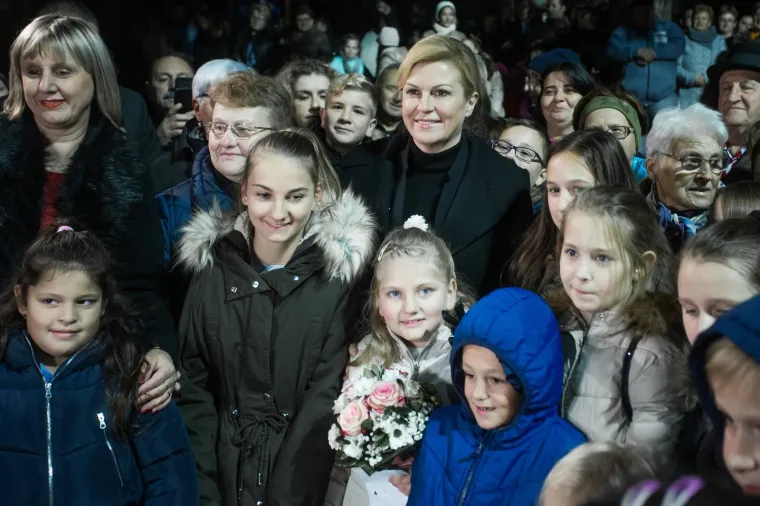 PREDSJEDNICA ODALA POČAST ŽRTVAMA: Zapalila svijeću u Lovasu, dočekao je velik broj građana i djece