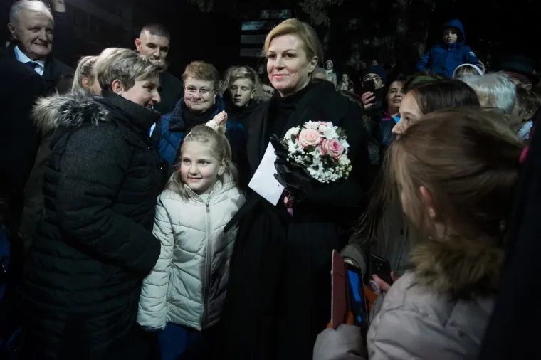 PREDSJEDNICA ODALA POČAST ŽRTVAMA: Zapalila svijeću u Lovasu, dočekao je velik broj građana i djece