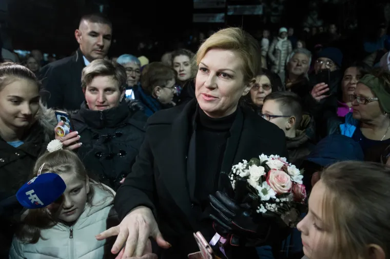 PREDSJEDNICA ODALA POČAST ŽRTVAMA: Zapalila svijeću u Lovasu, dočekao je velik broj građana i djece