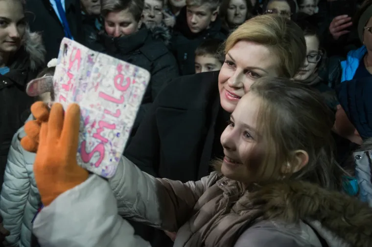 PREDSJEDNICA ODALA POČAST ŽRTVAMA: Zapalila svijeću u Lovasu, dočekao je velik broj građana i djece