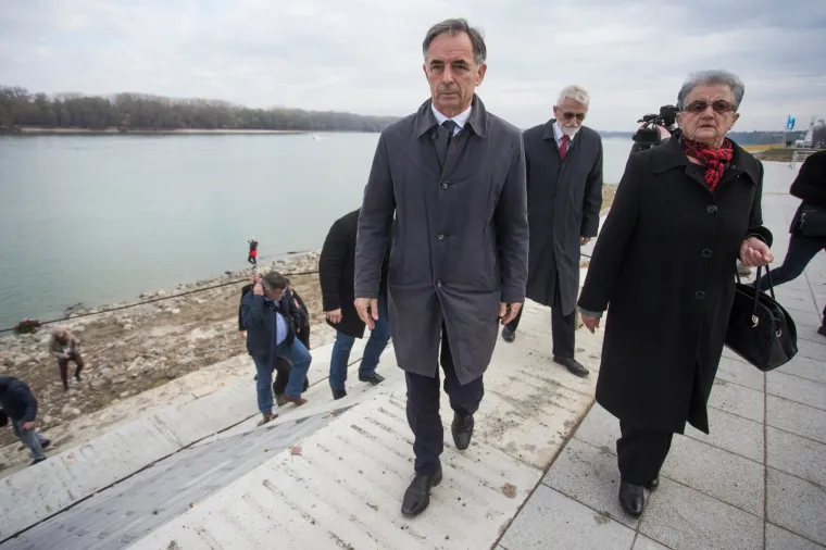 Milorad Pupovac položio vijence u Vukovaru: Dio branitelja na Memorijalnom groblju mu okrenuo leđa