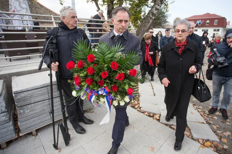 Milorad Pupovac položio vijence u Vukovaru: Dio branitelja na Memorijalnom groblju mu okrenuo leđa