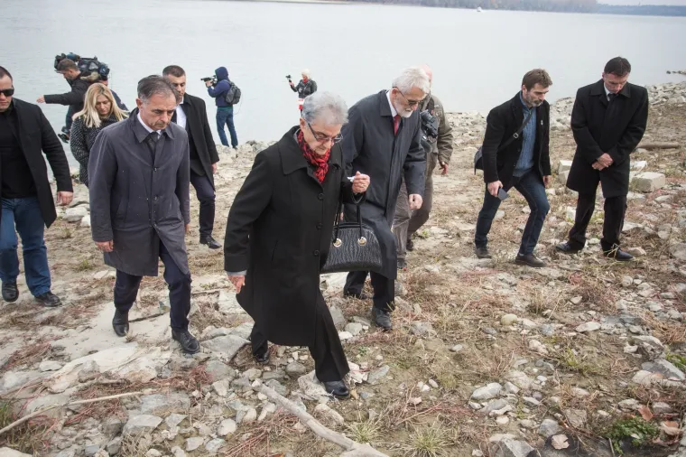 Milorad Pupovac položio vijence u Vukovaru: Dio branitelja na Memorijalnom groblju mu okrenuo leđa