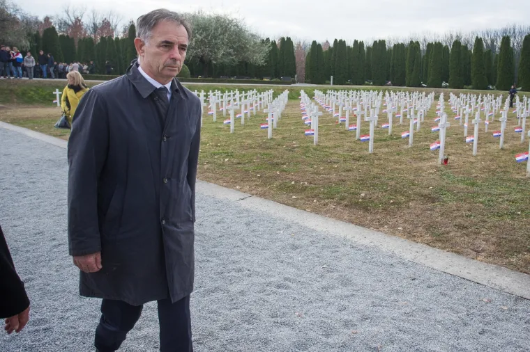 Milorad Pupovac položio vijence u Vukovaru: Dio branitelja na Memorijalnom groblju mu okrenuo leđa