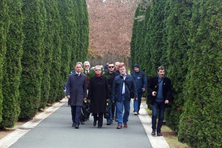 Milorad Pupovac položio vijence u Vukovaru: Dio branitelja na Memorijalnom groblju mu okrenuo leđa