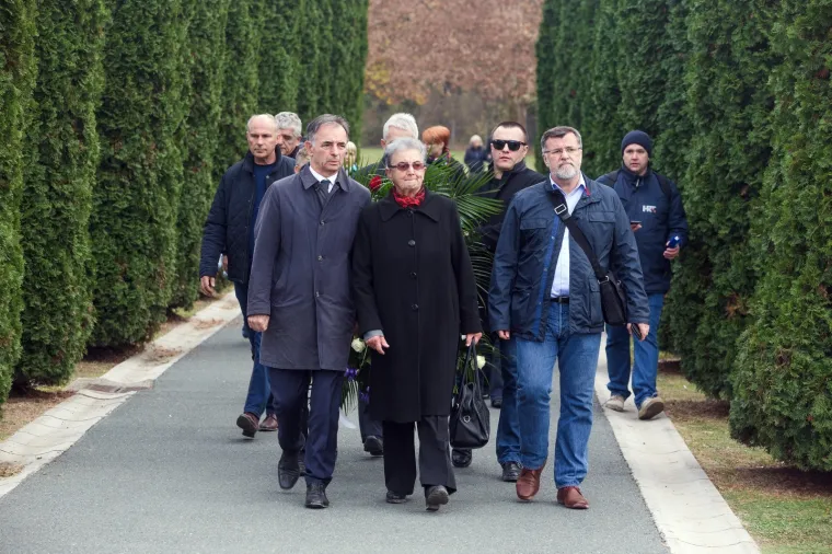 Milorad Pupovac položio vijence u Vukovaru: Dio branitelja na Memorijalnom groblju mu okrenuo leđa