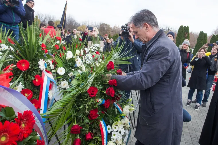 Milorad Pupovac položio vijence u Vukovaru: Dio branitelja na Memorijalnom groblju mu okrenuo leđa