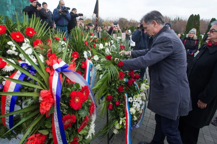 Milorad Pupovac položio vijence u Vukovaru: Dio branitelja na Memorijalnom groblju mu okrenuo leđa