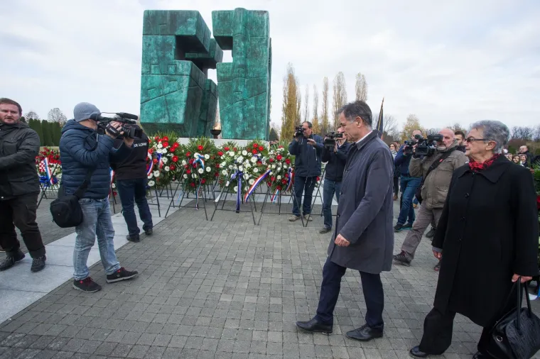 Milorad Pupovac položio vijence u Vukovaru: Dio branitelja na Memorijalnom groblju mu okrenuo leđa