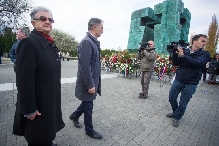 Milorad Pupovac položio vijence u Vukovaru: Dio branitelja na Memorijalnom groblju mu okrenuo leđa