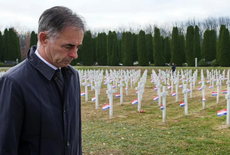 Milorad Pupovac položio je vijence za nevine žrtve u Vukovaru. Prvi vijenac je bacio u Dunav, a drugi je položio kod spomenika na memorijalnom groblju.