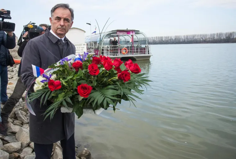 Milorad Pupovac položio je vijence za nevine žrtve u Vukovaru. Prvi vijenac je bacio u Dunav, a drugi je položio kod spomenika na memorijalnom groblju.