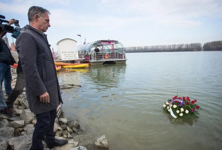 Milorad Pupovac položio je vijence za nevine žrtve u Vukovaru. Prvi vijenac je bacio u Dunav, a drugi je položio kod spomenika na memorijalnom groblju.