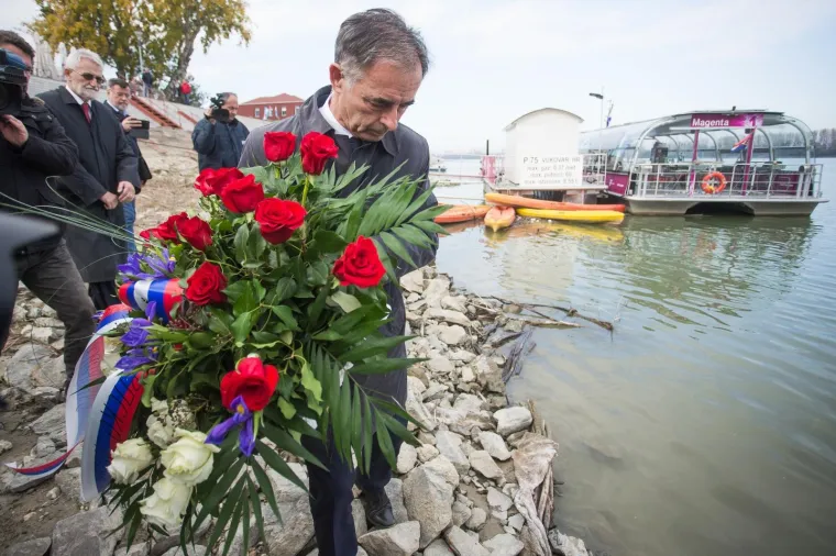 Milorad Pupovac položio je vijence za nevine žrtve u Vukovaru. Prvi vijenac je bacio u Dunav, a drugi je položio kod spomenika na memorijalnom groblju.