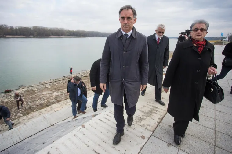 Milorad Pupovac položio je vijence za nevine žrtve u Vukovaru. Prvi vijenac je bacio u Dunav, a drugi je položio kod spomenika na memorijalnom groblju.