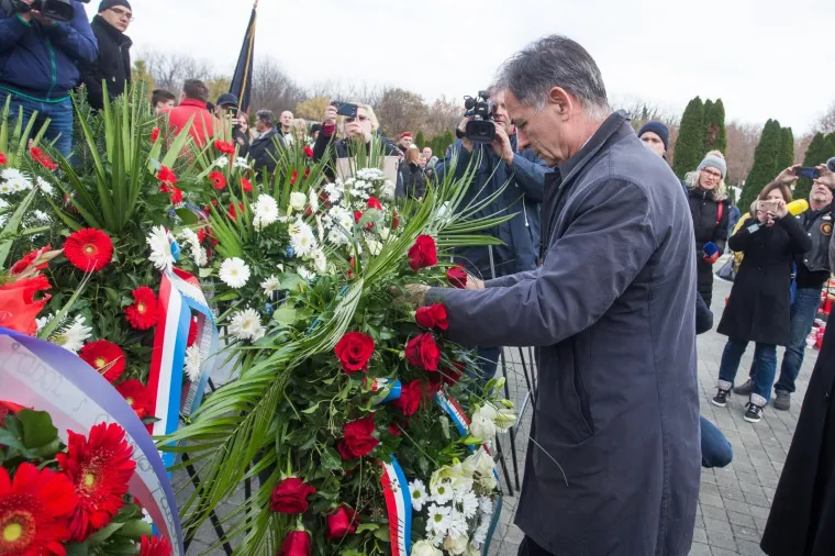 Milorad Pupovac položio je vijence za nevine žrtve u Vukovaru. Prvi vijenac je bacio u Dunav, a drugi je položio kod spomenika na memorijalnom groblju.