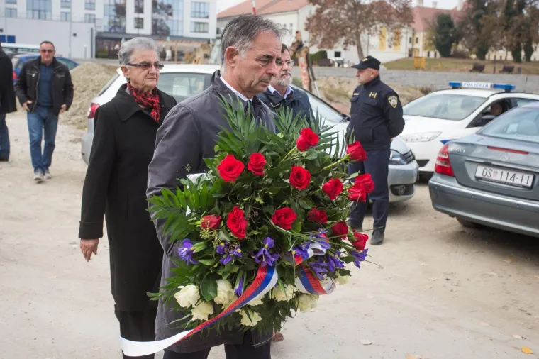 Milorad Pupovac položio je vijence za nevine žrtve u Vukovaru. Prvi vijenac je bacio u Dunav, a drugi je položio kod spomenika na memorijalnom groblju.