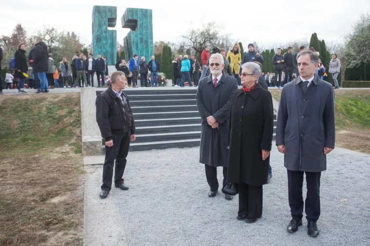 Milorad Pupovac položio je vijence za nevine žrtve u Vukovaru. Prvi vijenac je bacio u Dunav, a drugi je položio kod spomenika na memorijalnom groblju.