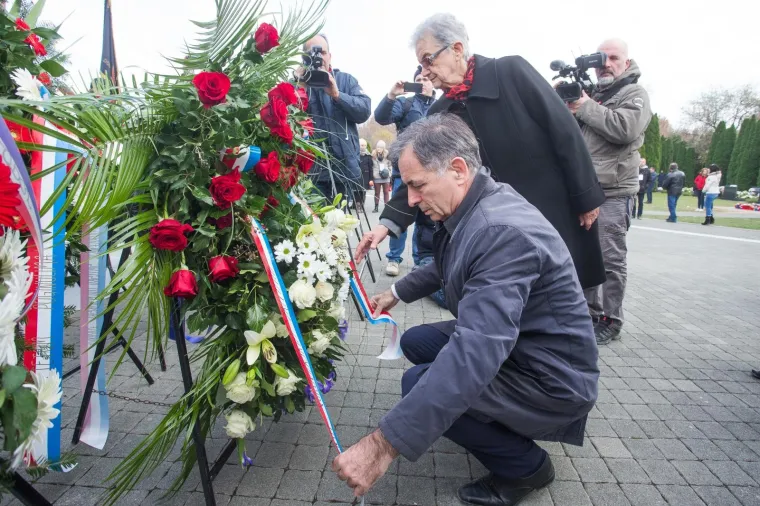 Milorad Pupovac položio je vijence za nevine žrtve u Vukovaru. Prvi vijenac je bacio u Dunav, a drugi je položio kod spomenika na memorijalnom groblju.