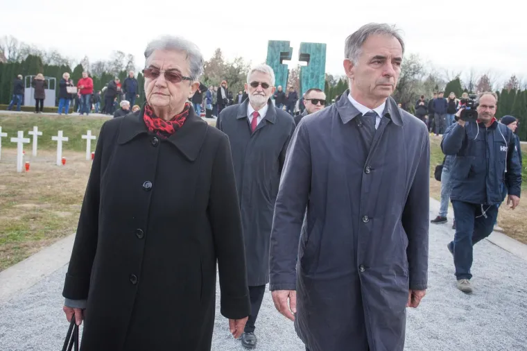 Milorad Pupovac položio je vijence za nevine žrtve u Vukovaru. Prvi vijenac je bacio u Dunav, a drugi je položio kod spomenika na memorijalnom groblju.