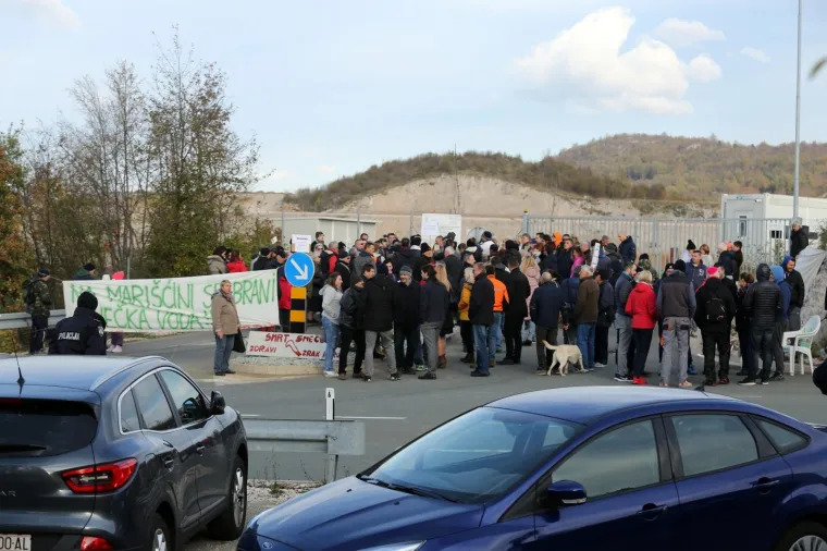 Stotinjak mještana općine Viškovo, kraj Rijeke,  blokiralo je u subotu ulaze u Županijski centar za gospodarenje otpadom (ŽCGO) Marišćina
